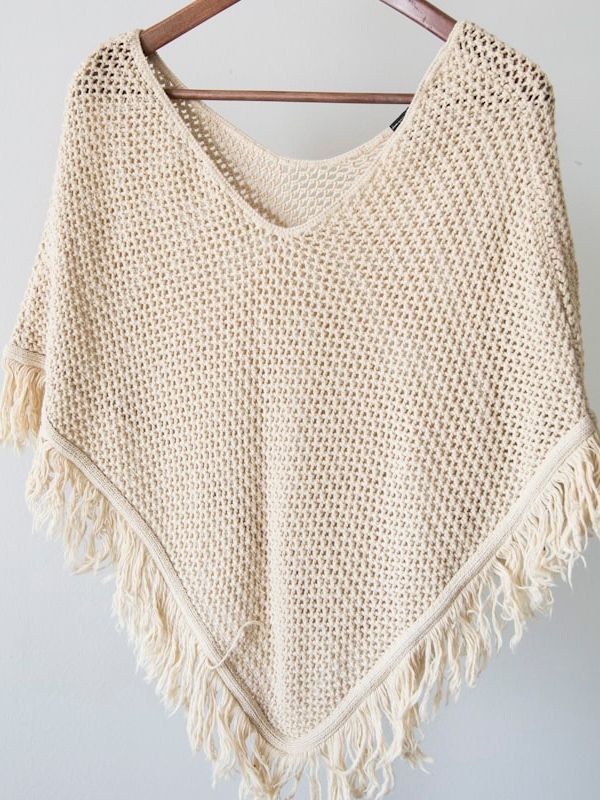 Packshot des cremefarbenen Fransen-Ponchos als Eingabe